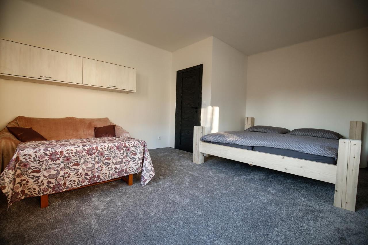 Apartman Devade Se Dvema Loznicemi A Wifi Pripojenim 特鲁特诺夫 外观 照片